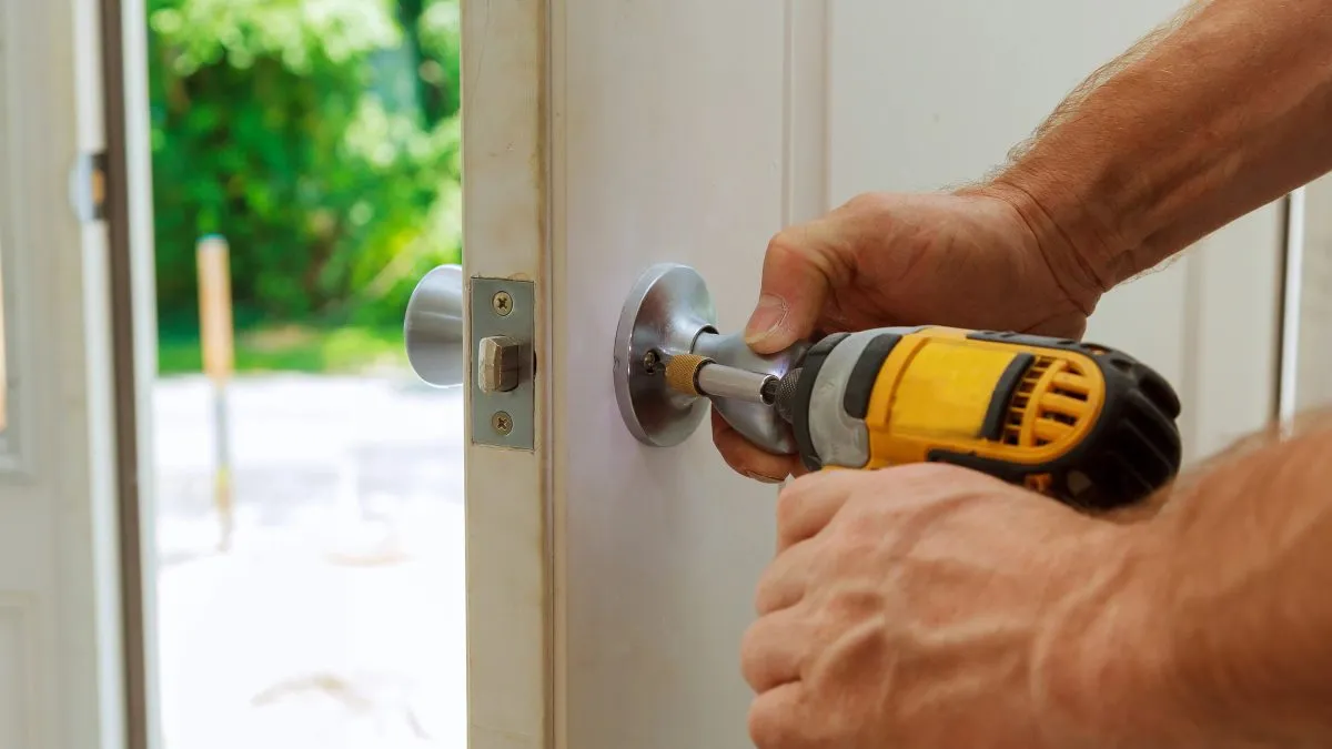 Porte claquée : que faire, dans quel ordre, et à quel prix