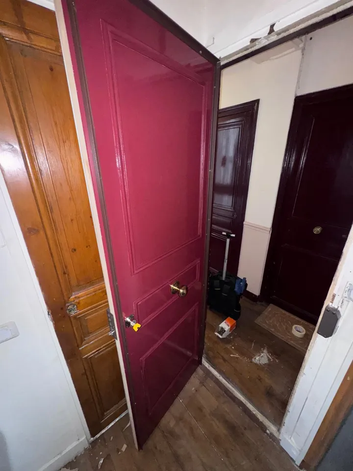 Cylindre neuf avec clé posé par un serrurier sur une porte d’appartement