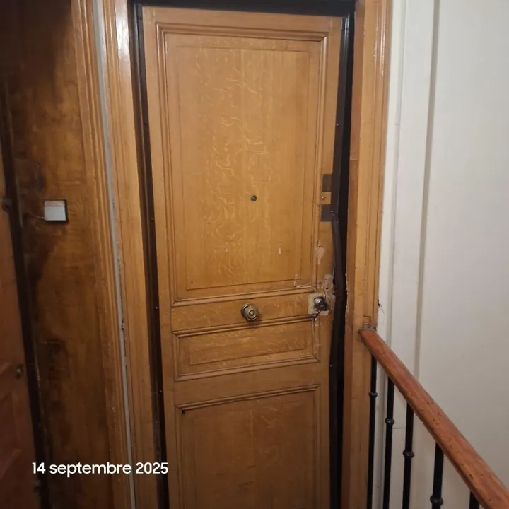 Serrure endommagée sur une porte en chêne après une tentative d’effraction
